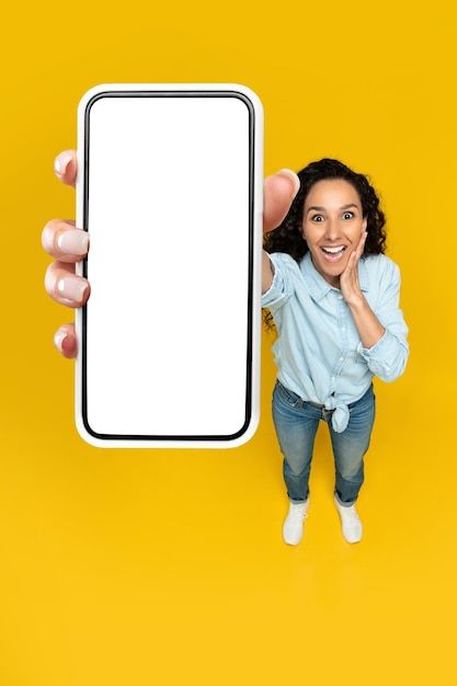 Mulher segurando a tela vazia do smartphone, inclinando-se no grande painel | Foto Premium Instagram Post Design Creative, Instagram Ads Ideas, Mobile Advertising Design, Smartphone Creative, Instastory Template, Gold Graphic Design, Model Poster, Social Media Assets, Man Jumping