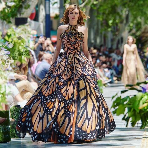 Designer Turns Women Into Real-Life Fairies With Her Butterfly Dresses (23 Pics) Fashion Inspired By Butterflies, Butterfly Dresses For Women, Floral Fashion Design, Butterfly Clothes Design, Nature Dress Design, Bug Inspired Fashion, Nature Theme Dress, Butterfly Themed Dress, Butterfly Dress Aesthetic