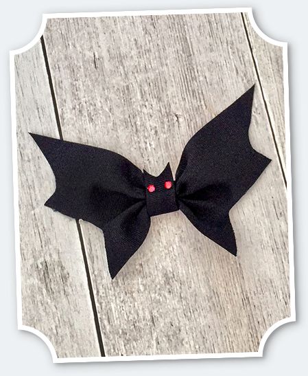 Spooky Bat Hair Clip for Halloween. You can make this adorable hair clip with some Offray ribbon and just a few supplies. #hairbows #halloween Bat Hair Bow, Diy Halloween Hair Clips, Halloween Hair Clips Diy, Halloween Ribbon Crafts, Bat Hair Clip, Halloween Bows Diy, Diy Halloween Hair Accessories, Halloween Accessories Diy, Halloween Bats Crafts