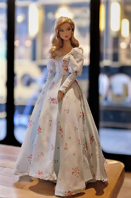 Dress Barbie Doll, Bride Dress Simple, Barbie Wedding Dress, Diy Barbie Clothes, Barbie Dress Fashion, Barbie Clothes Patterns, Fashion Sketches Dresses, Diy Clothes Design, Vintage Barbie Clothes