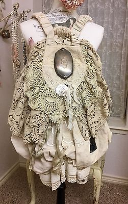 Magnolia Pearl lace backpack Magnolia Pearl Style, Shabby Chic Bags, Lace Backpack, Lace Purse, Magnolia Pearl Clothing, Lace Bag, Pearl Lace, Altered Couture, Carpet Bag