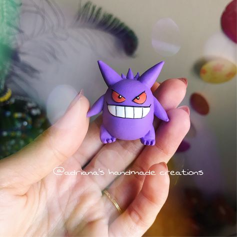 Pokemon Clay Figures Easy, Gengar Polymer Clay, Polymer Clay Pokemon Tutorial, Clay Art Pokemon, Pokemon Air Dry Clay, Clay Ideas Pokemon, Gengar Clay, Pokemon Clay Ideas, Clay Pokemon Figures