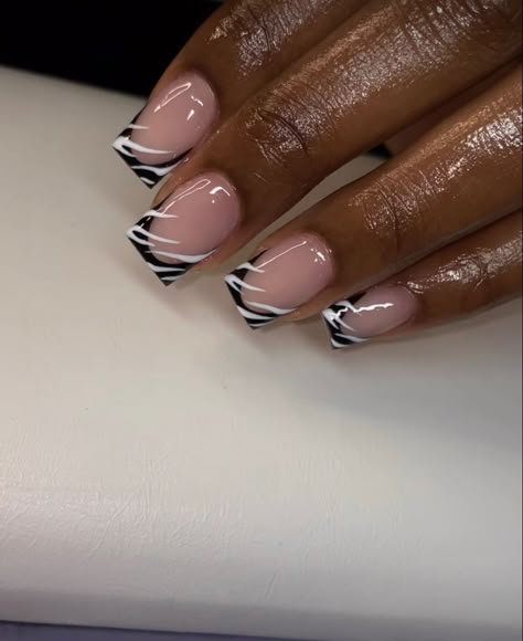 Short Zebra Nails, Cute Short Nails Black, Burberry Nails Short, Short Black French Tip Nails With Design, Dope Nail Designs Classy Short Acrylic, Short Nails Ideas Winter, Half Nail Design, Nail Set Up, Black And White Short Nails