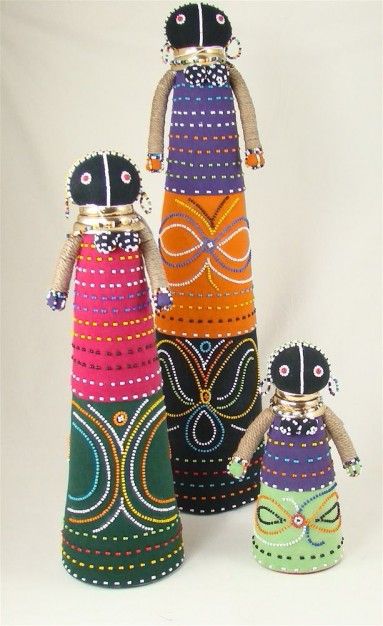 I LOVE my Ndebele dolls..<3 Ndebele Dolls, African Crafts, African Dolls, Afrique Art, Dolls Diy, Afrikaanse Kunst, 3d Figures, Afrikaanse Mode, Miniature Quilts