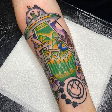 Cool alien/blink 182 tattoo by @reece_bolt Do you believe aliens exist? 👽👾🛸 Blink182 Tattoo, Blink 182 Tattoo, 24 Tattoo, Cool Alien, Hope Tattoo, Aliens Exist, Instagram Cool, Blink 182, Do You Believe