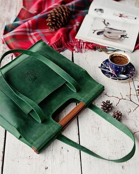 Bag With Wooden Handles, Green Leather Bag, Wooden Bag, Carpet Bag, Leather Pocket, Leather Projects, Leather Bags Handmade, Crochet Bags, Leather Diy