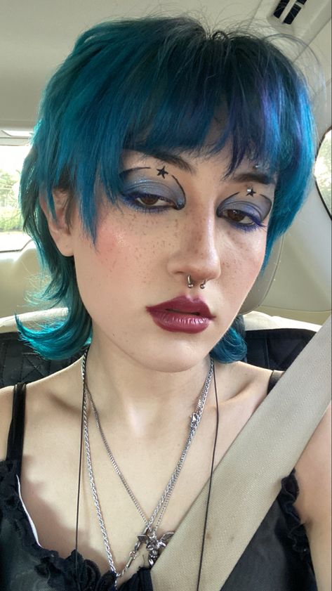 Blue Chrome Makeup, Graphic Liner Eyeshadow, 60s Graphic Liner, Simple Color Eye Makeup, Quirky Eye Makeup, Makeup With Blue Hair, Glitter Graphic Liner, 2 Color Eyeliner, 70s Blue Eyeshadow