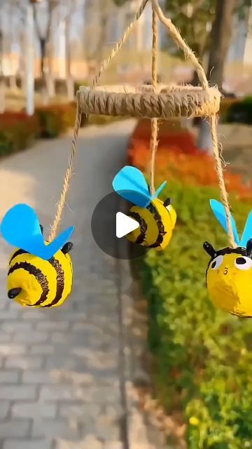 Eco Friendly Art Projects, Easy Diy For Kids, Bee Hive Craft, Senior Crafts, Honeybee Art, Honey Bee Decor, Bug Crafts, Kid Friendly Crafts, Eco Friendly Art