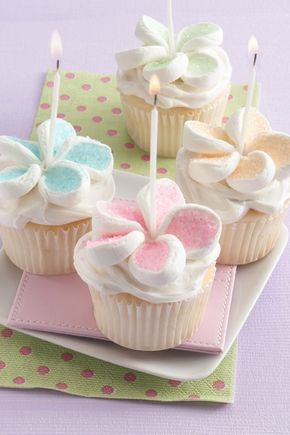 Beautiful cupcakes with marshmallow flowers!! These would be great for a birthday, Mother's Day, baby shower, bridal shower... the list goes on! Marshmallow Flower Cupcakes, Cupcakes Bonitos, Marshmallow Cupcakes, Cupcakes Flores, Marshmallow Flowers, Marshmallow Cake, Beautiful Cupcakes, Birthday Desserts, Flower Cupcakes