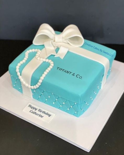 Tiffany Cake, Tiffany Blue Cakes, Cake Box Cake, Breakfast At Tiffanys Party Ideas, Tiffany Themed Bridal Shower, Tiffany Birthday Party, Tiffany Gifts, Tiffany Birthday, Tiffany Cakes