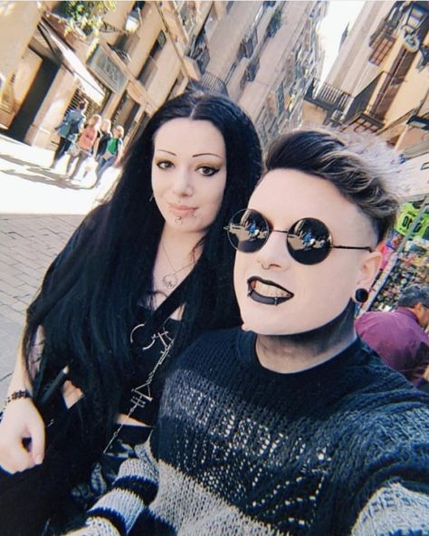 Gamer Couple, Alternative Subcultures, Alt Style, Goth Aesthetic, Hair Clothes, Men Boys, Round Sunglass Women, Dark Fashion, My Chemical Romance