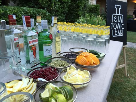 Gin Bar Ideas For Home Party, Backyard Bar Party, Gin Station Ideas, Gin Bar Ideas Parties, Bar At Party, Gin Bar Ideas, Gin Tonic Party, Drink Bar For Party, Gin Bar Wedding