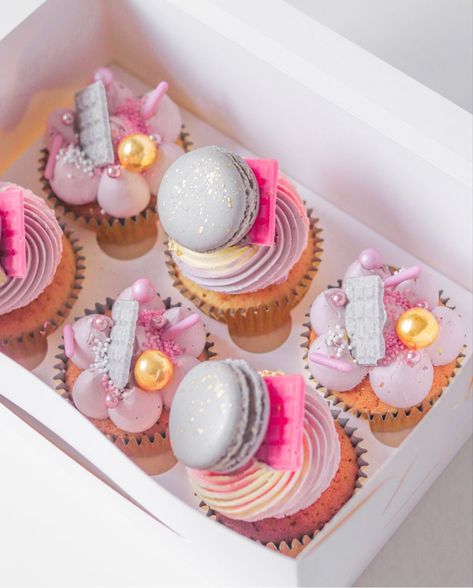 Macaroon Cupcake Ideas, Cupcakes With Macarons On Top, Girly Cupcakes Birthday, Macaroon Cupcakes, Macaron Cupcakes, Celebration Cupcakes, Cupcakes With Sprinkles, Macarons Chocolate, Easy Cupcakes Decoration