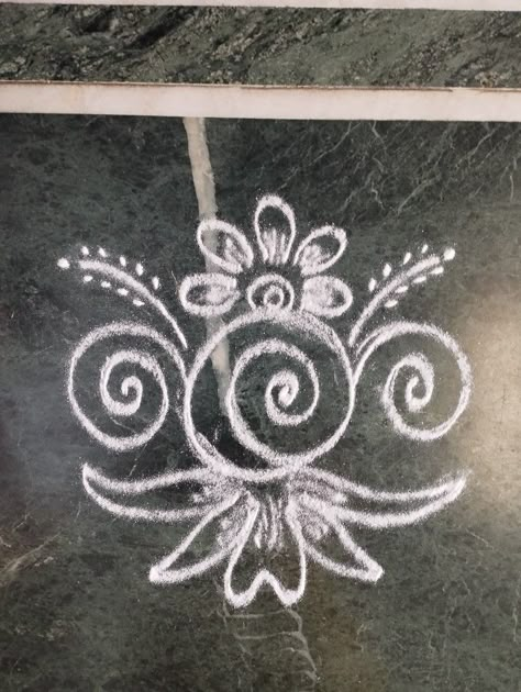 Small Free Hand Rangoli, Free Hand Designs, Easy Rangoli Designs Videos, Very Easy Rangoli Designs, Rangoli Designs Photos, Rangoli Designs Simple Diwali, Rangoli Simple, Easy Rangoli Designs Diwali, Rangoli Side Designs