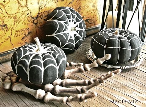 Spider web pumpkins Pumpkin Paint, Ceramic Pumpkins, Creative Pumpkin Painting, Pumpkin Decorations, Pumpkin Painting Ideas, Halloween Pumpkin Designs, Halloween Pumpkins Painted, Halloween Centerpiece, Creative Pumpkins