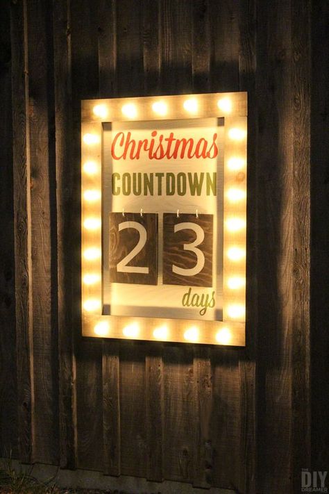 Outdoor Christmas Countdown Marquee Sign. Such a GREAT Christmas DIY project. Stunning outdoor Christmas decor idea. Follow this step by step tutorial to make your very own Days Until Christmas Sign. Click through for the instructions: thediydreamer.com Christmas Countdown Diy, Christmas Signs Diy, Marquee Sign, Diy Ikea, Christmas Decorations Diy Outdoor, Christmas Projects Diy, Days Until Christmas, Meme Design, Easy Christmas Crafts