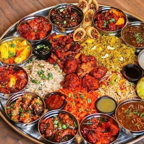 Desi Food Pakistan Aesthetic, Indian Food Takeout, Indian Food Aethstetic, Fancy Indian Food, Indian Food Photography Aesthetic, Gourmet Indian Food, Indian Food Astethic, Yummy Indian Food, Indian Food Board