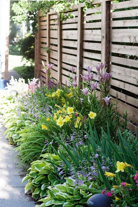 35 Inspiring Side Yard Ideas To Maximize Your Outdoor Area Garden Flower Beds, Side Garden, Fence Ideas, Backyard Fences, Wooden Fence, Flowers Wallpaper, Garden Fencing, Flower Bed, The Fence