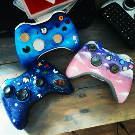 Xbox Controller Painting Ideas, Painted Xbox Controller, Xbox Controller Painting, Xbox Controller Designs Diy, Controller Painting, Paint Games, Art Final, Controller Design, Video Game Room Design