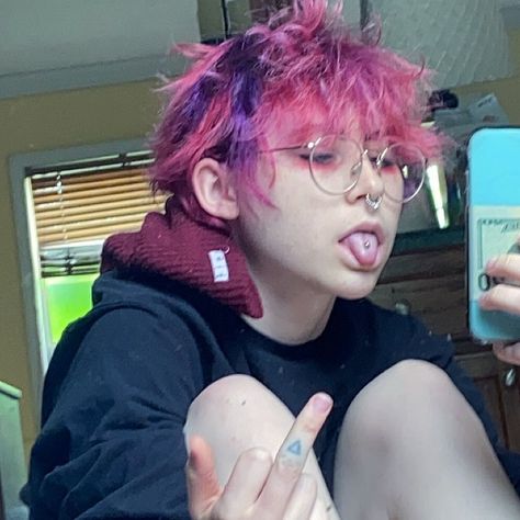 Hairdye Inspo Short Hair, Male Hair Dye Ideas, Pink Hair Guy, Boys Dyed Hair, Emo Hairstyles For Guys, Short Dyed Hair, Pink And Black Hair, Rave Hair, Hair Inspiration Short