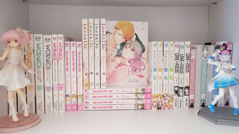 Shojo Manga Collection, Kawaii Manga Shelf, Manga Shelf Inspiration, Shoujo Aesthetic Room, Manga Collection Room Aesthetic, Manga Shelf Aesthetic, Shoujo Room, Manga Shelf Ideas, Manga Room Decor