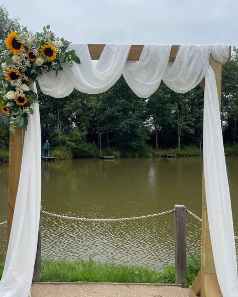 🌻 Sunflowers 🌻 Loved being back at the beautiful Elmbridge Farm!!! ❤️❤️❤️ We styled in full with some stunning fresh flowers 🌼 How… | Instagram Wedding Arch With Sunflowers, Sunflower Wedding Arbor, Wedding Arbor Sunflowers, Sunflower Arch Wedding, Sunflower Wedding Arch, Fresh Flower Arrangements, Wedding House, Wedding Arbour, White Drapes