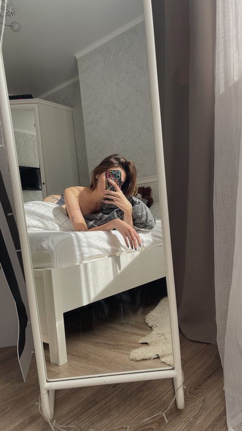 #girl #girlswithtattoos #bedroom #aesthetic Sitting In Front Of Mirror Selfie, Cute Mirror Pics To Send Him, Scandalous Mirror Selfie, Bed Mirror Pics, Floor Mirror Selfie, Bedroom Mirror Selfie, Bed Mirror Selfie, Bedroom Selfies Poses, Selfie Bedroom