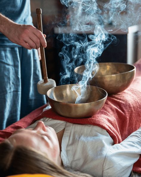 Singing Bowl Massage, Healing Room Ideas, What Is Healing, Healing Retreats, Tibetan Bowls, Healing Room, Solfeggio Frequencies, Sound Bath, Best Meditation