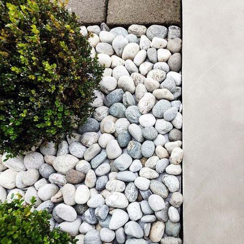 Top 50 Best River Rock Landscaping Ideas - Hardscape Designs Diy River Rock, Rock Mulch, Rock Flower Beds, Garden Design Pictures, River Rock Landscaping Ideas, Rock Yard, Rock Planters, Rushing Water, Landscaping Rock