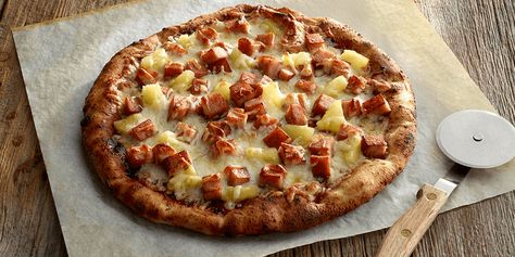 How do you make Hawaiian pizza even more Hawaiian? Add delicious SPAM® Classic! It's the Hawaiian pizza flavor you love, now with even more island. Spam Pizza, Hawaiian Spam Recipes, Spam Sandwich, Fried Spam, Ramen Burger, Spam Recipes, Calzone Pizza, Pizza Flavors, Hawaiian Food