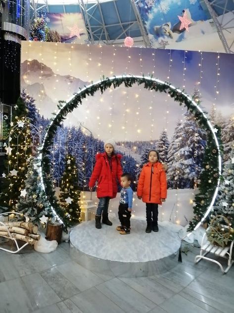 Life Size Snow Globe Photo Booth, Winter Photo Props, Holiday Photo Booth Ideas, Snow Globe Backdrop, Snowglobe Backdrop, Snowglobe Photo Booth, Christmas Selfie Station, Snow Globe Photo Booth, Outdoor Christmas Display