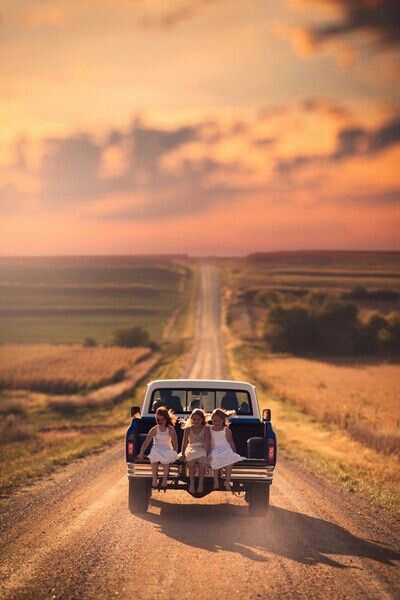 Ride n n the back of a truck of the tailgate so much fun unless they go like 60 or 70 mph then u learn just to sit n the back of the truck leaned up against the tool box lol Three Girls, Dirt Road, On The Road Again, A Truck, Jolie Photo, Take Me Home, Country Life, Country Living, Farm Life