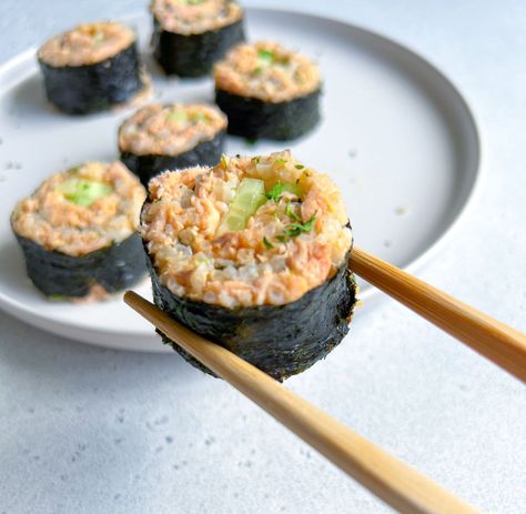 Salmon Sushi Rolls Hyper Focus, Salmon Sushi Rolls, Rice Sushi, Sushi Recipes Homemade, Sushi Roll Recipes, Healthy College, Plats Healthy, Salmon Sushi, Salmon And Rice