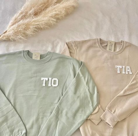 Tia Sweatshirt Tia Sweater Tia Gifts Tio Sweatshirt - Etsy Grammy Sweatshirt, Lolli And Pops, New Grandparent Gifts, Aunt Sweatshirt, Grandparent Pregnancy Announcement, New Aunt, Papa Shirts, New Grandparents, Pregnancy Announcement Gifts