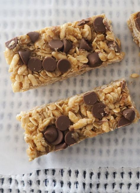 No Bake Choc Chip Muesli Bars - Create Bake Make Muesli Bar Recipe Nut Free, No Bake Muesli Bars, Muesli Bars Recipe, Muslie Bars, Oat Slice Healthy, Muesli Bar Recipe, Muesli Slice, Aussie Recipes, Work Snacks