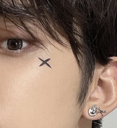 Txt Inspired Makeup, Loser Lover Tattoo Txt, Txt Makeup Inspired, Boys Eyeliner, Loser Lover Tattoo, Ateez Makeup Inspired, Txt Details, Kpop Earrings, Concert Makeup