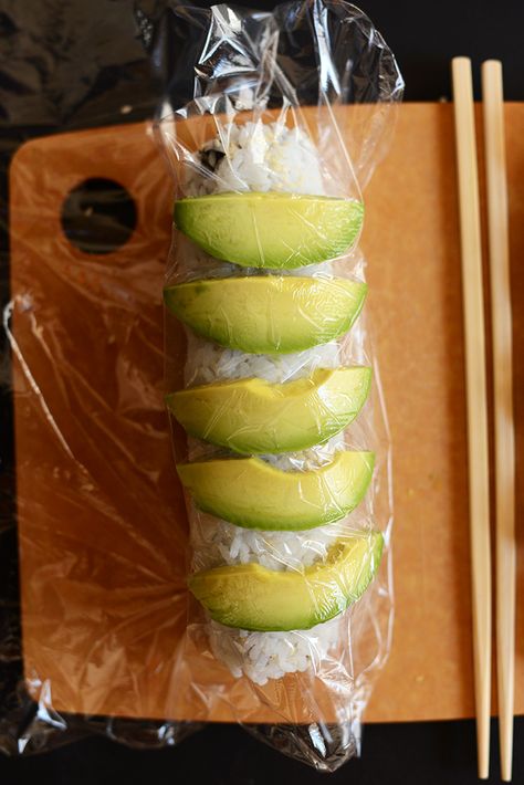 How to Make an Inside Out Sushi Roll | minimalistbaker.com Inside Out Sushi, Make Sushi At Home, Make Sushi, Diy Sushi, Sushi At Home, Sushi Love, Home Minimalist, Sushi Party, Homemade Sushi