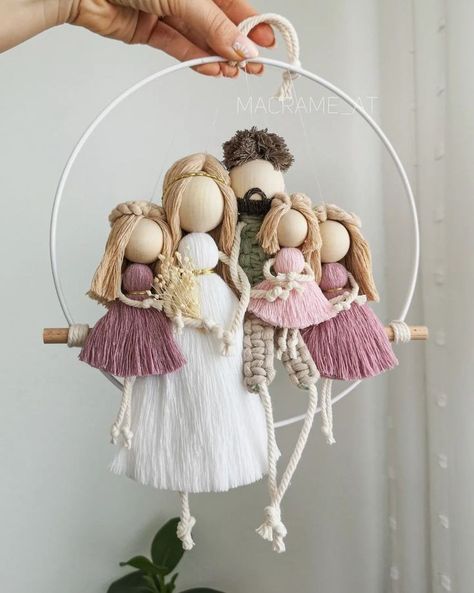 Macrame Doll Family, Mothers Day Macrame Ideas, Macrame Flower Bouquet, Macrame Dolls How To Make, Family Macrame, Macrame People, Macrame Family, Diy Yarn Dolls, Macrame Doll