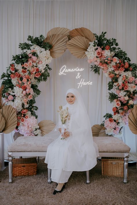 Attire: @tujohkuntom Veil: @dinda.look Shawl: @assenshawl MUA: @makeupbyainrosley Photo: @syukr.an Dais: @qisrademariee Hantaran: @ayka_flower Flower bouquet: @floraeclub.kl Hijab Wedding Dresses, Bridal Style, Flowers Bouquet, Engagement Photos, Veil, Shawl, Wedding Photography, Wedding Dresses, Engagement Rings