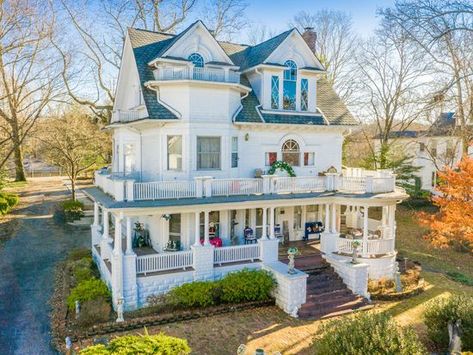 Abanded Places, Houses Exterior, Pretty Houses, Kelowna Bc, Interior Minimalista, Porch And Balcony, Built In Seating, Mansions For Sale, Victorian Houses