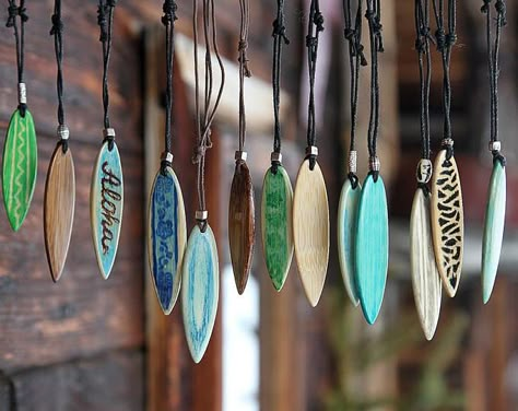 Wooden Necklace Ideas, Surfboard Jewelry, Surfboard Necklace, Wooden Accessory, Deco Surf, Ocean Room Decor, Surf Necklace, Wood Jewelery, Surf Jewelry