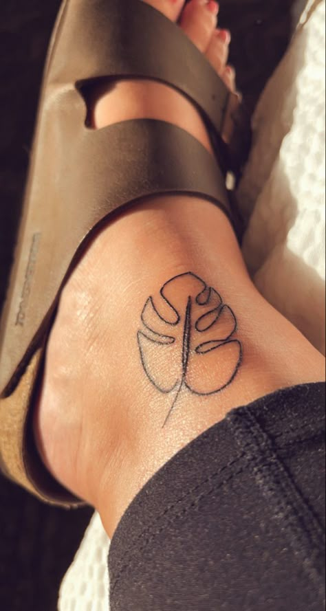 Hidden Women Tattoos, Monstera Ankle Tattoo, Tropical Ankle Tattoo, Plant Tattoo Ideas Female, Linework Arm Tattoo, Plant Small Tattoo, Minimalist Female Tattoo, Friendship Plant Tattoo, Plant Matching Tattoos