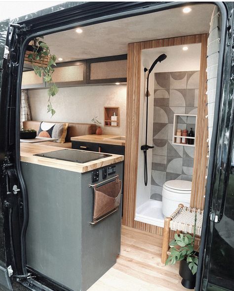 Husbil Makeover, Diy Van Conversions, Camper Interior Design, Tiny House Camper, Bus Living, Kombi Home, Van Conversion Interior, Campervan Life, Sprinter Camper