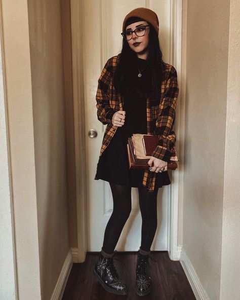 Thanksgiving Grunge Outfit, Thanksgiving Outfit Goth, Thanksgiving Outfit Alt, Christmas Grunge Outfit, Alt Holiday Outfits, Winter Alternative Outfits Cold Weather, Alternative Christmas Outfit, Alt Thanksgiving Outfit, Edgy Church Outfit