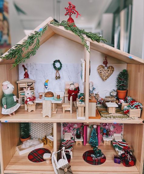 Ikea Dollhouse Christmas, Dollhouse Christmas Decorations Diy, Ikea Dolls House Hack, Christmas Dolls House, Christmas Dollhouse Diy, Ikea Dollhouse Makeover, Apartment Dollhouse, Ikea Flisat Dollhouse, Flisat Dollhouse