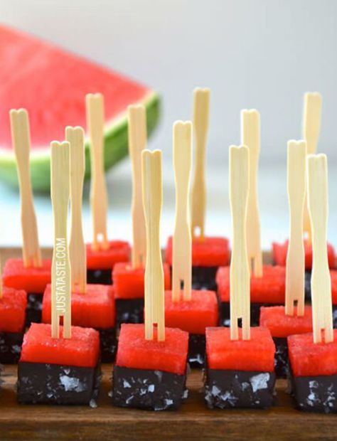 Watermelon Bites, Healthy Summer Snacks, Frozen Yogurt Bark, Chocolate Covered Fruit, Just A Taste, Watermelon Recipes, Summer Snacks, Snacks Für Party, Healthy Chocolate