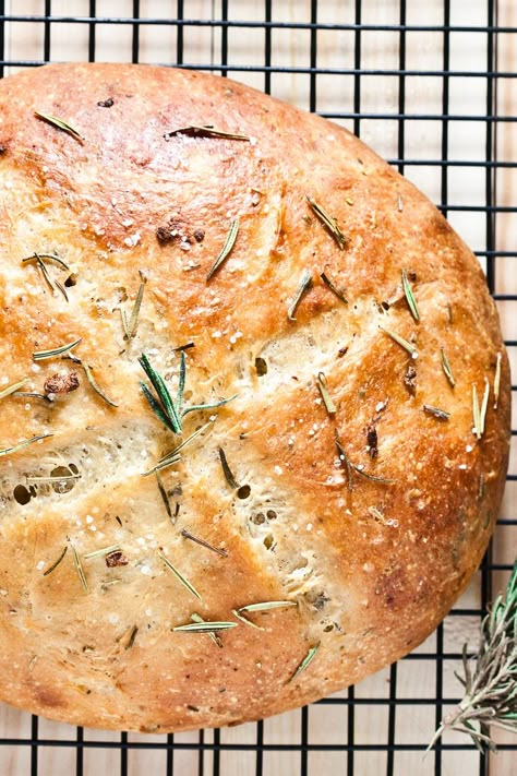 Garlic Rosemary Bread, Bread Rosemary, Restaurant Bread, Rosemary Garlic Bread, Bread Garlic, Rosemary Bread, Rosemary Herb, Chewy Bread, Pembuat Roti