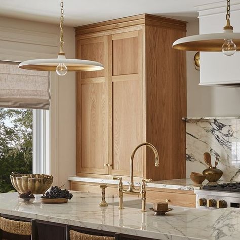 Wood Kitchen Marble Counters, Blanc Marine Living, Cedar Kitchen Cabinets, Amazing Kitchens, Timeless Interiors, Oak Kitchen, Kitchen Marble, Wood Kitchen, Marble Countertops