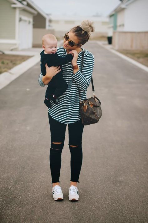 Outfits For Mums-28 Fashionable Clothes for Mothers This Year Young Mom Outfits, New Mom Outfits, Stylish Mom Outfits, Pregnant Outfit, Mommy Outfits, Casual Outfits For Moms, Mum Fashion, Summer Outfits For Moms, Casual Fridays