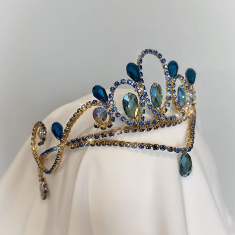 L&A Dancewear on Instagram: “This Princess Florine headpiece is headed to @yagp regionals 🐦 • • • • #yagp #yagp2020 #princessflorine #bluebird #bluebirdvariation…” Blue Headpieces For Carnival, Blue And Gold Tiara, Ballet Tiara Tutorial, Ballet Tiaras Headpieces, Ballet Crowns, Ballet Accessories, Sleeping Beauty Ballet, Ballet Tiaras, Ballet Headpieces